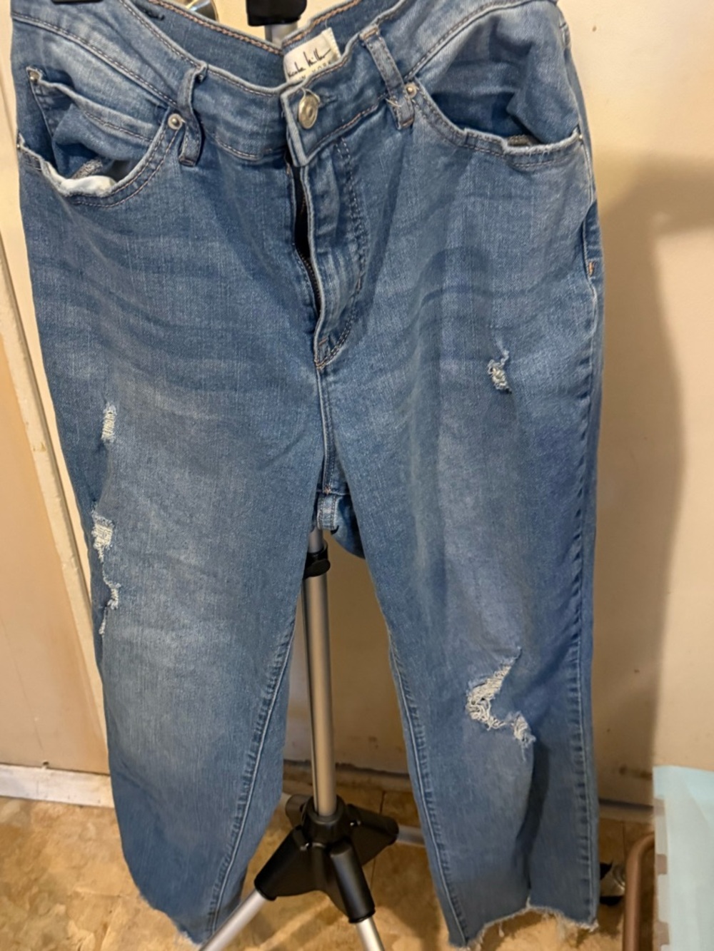 Nicole Miller size 12 distressed Light Wash Denim Jeans